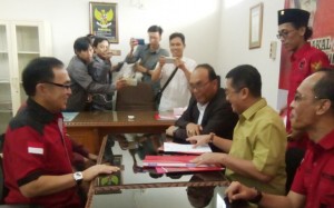 Mantan Wali Kota Palembang Eddy Santana Putra mengambil fomulir ke DPD PDIP Sumsel