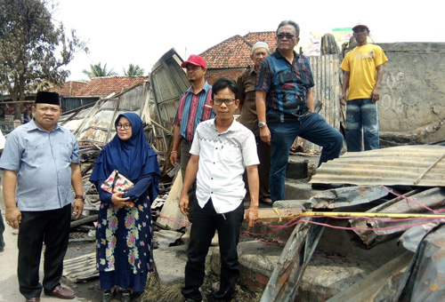 Foto(Red): Tiga orang kader PAN, yakni Heriyanto,Aziz Kemis, dan Dra Nursyamsi mendatangi lokasi kebakaran di Jalan Ki Merogan Palembang, Minggu (16/9/2018).