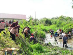 Satgas TMMD Ke-98 Kodim 0418/Plg Gotong Royong Bersihkan Sungai