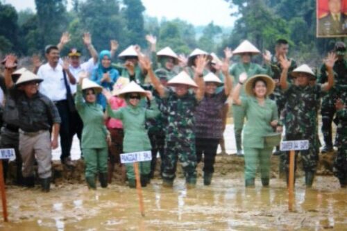 Mengubah Kebiasaan Ilegal Menjadi Masyarakat Petani