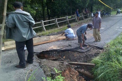 Jalan Penghubung Desa Rusak Parah