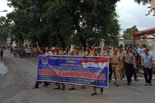 Kades dan Perangkat Desa Serbu Kantor Bupati Lahat