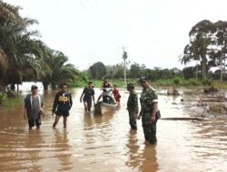 Babinsa Koramil 406-02/Rawas Ilir Bantu Korban Banjir