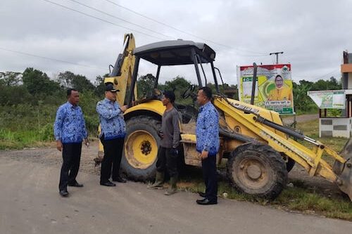 Jalan Provinsi di Keluarahan Soak Baru Rusak Timbulkan Kemacetan Lalulintas
