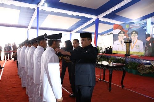 Lantik 8 Kades, Dodi Tekankan Kelola Keuangan Desa Secara Trasnparan 
