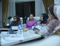Gubernur dan Wakil Gubernur Meriahkan Hari Ibu dengan Memasak