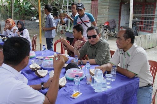 Santap Nasi Bungkus Hingga Duren Bareng Warga