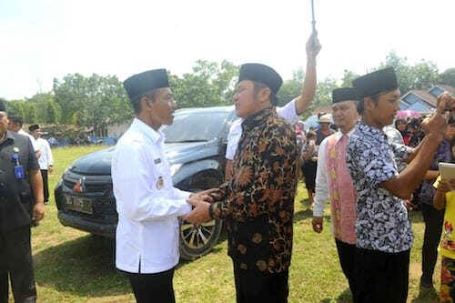 Kunker ke Lempuing, Herman Deru Guyur Dana Perbaikan Jalan dan Cek Harga Karet