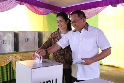 Bupati Muba Salurkan Hak Pilih di TPS 45 Kelurahan Balai Agung