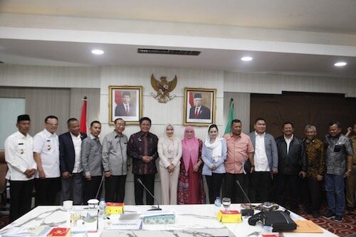 Disambangi Edy Santana Putra CS,  Herman Deru Minta Bonus Pelabuhan Samudera