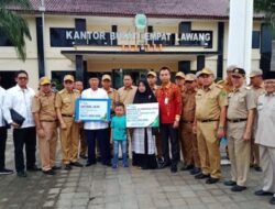 Sekda Empat Lawang Serahkan Santunan BPJS Tenaga Kerja Kepada Keluarga Kades Lubuk Tapang