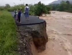 Jalan Penghubung 2 Desa di Empat Lawang Putus akibat Terjangan Arus Deras Sungai Keruh
