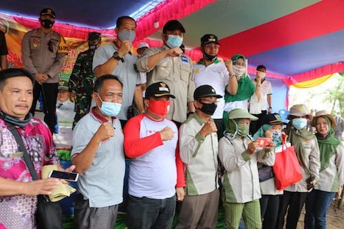 Bangga dan Salut kepada Petani Sumsel, Herman Deru Bagikan Hadiah Peralatan Pertanian