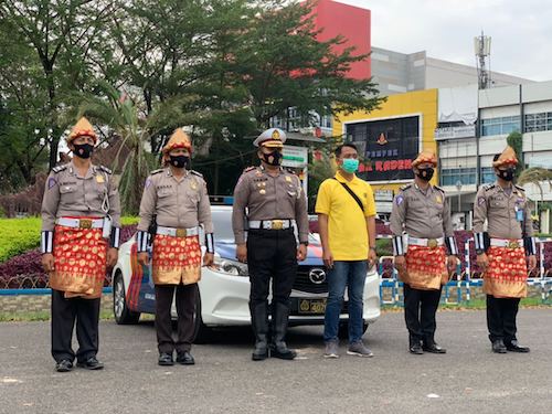 Perangi Covid19, Maxim dan Polrestabes Palembang Bagikan Masker Kepada Pengguna Jalan