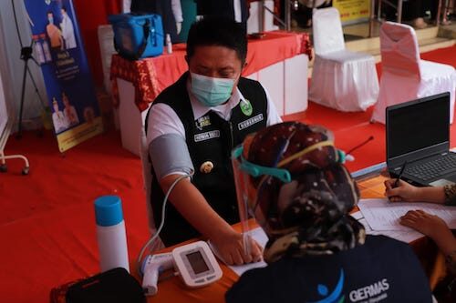 Herman Deru Jadi Orang Pertama di Sumsel yang di Suntik Vaksi Covid-19