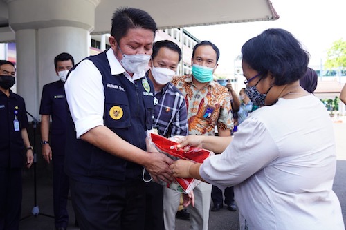Herman Deru Salurkan Bantuan Beras PPKM Bagi  430.808 Keluarga Penerima Manfaat