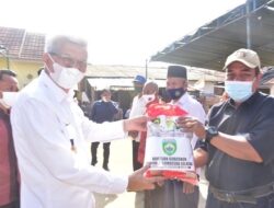 Warga Tanah Mas Banyuasin Terdampak PPKM Sumringah Dapat Bantuan Beras Gubernur