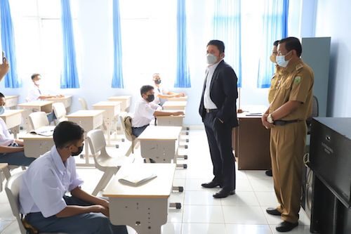 Herman Deru Tinjau Penerapan Prokes PTM  Dua Sekolah di Palembang