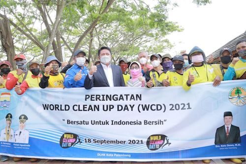 Herman Deru-Milenial Berbaur Lakukan Aksi Selamatkan Bumi Peringati World Cleanup Day
