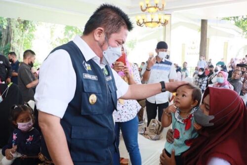 Herman Deru Salurkan Bantuan Modal Bagi Pemilik Warung Rumahan Dalam Kota Palembang