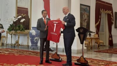Presiden FIFA Beri Jersey kepada Jokowi dan Ini Pernyataan Infantino