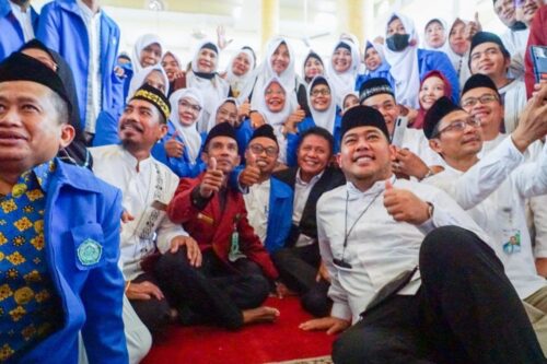 Herman Deru Bagikan  1200 Kartu BPJS Ketenagakerjaan Untuk Ustadz/Ustadzah 