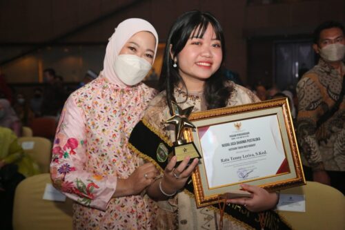 Duta Literasi Sumsel Ratu Tenny Leriva HD mendapatkan penghargaan Nugra Jasa Dharma Pustaloka Tahun 2022 untuk kategori Tokoh Masyarakat dari Perpustakaan Nasional (Perpusnas).