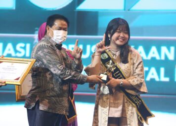 Duta Literasi Sumsel Ratu Tenny Leriva mendapatkan penghargaan Nugra Jasa Dharma Pustaloka Tahun 2022 untuk kategori Tokoh Masyarakat dari Perpustakaan Nasional