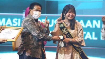 Duta Literasi Sumsel Ratu Tenny Leriva mendapatkan penghargaan Nugra Jasa Dharma Pustaloka Tahun 2022 untuk kategori Tokoh Masyarakat dari Perpustakaan Nasional