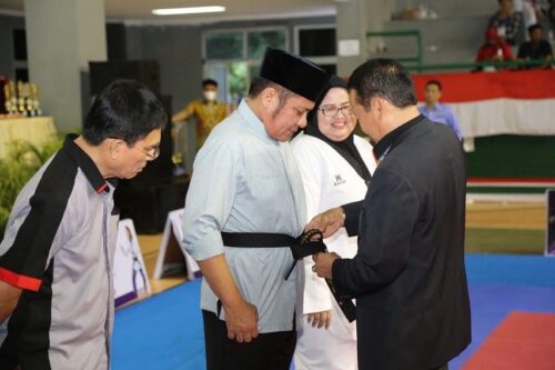 Ketum PB TI Pusat Anugrahi  Herman Deru Sabuk Kehormatan DAN 4 Taekwondo 