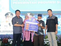 Herman Deru Secara Simbolis Bagikan  Rumah Ke 45 KK Usai Direnovasi Dalam  Program Pembugaran/Peremajaan Pemukiman Kumuh