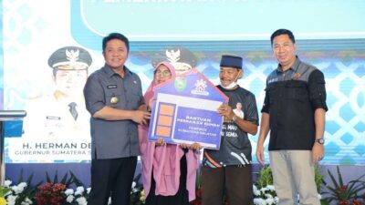 Herman Deru Secara Simbolis Bagikan  Rumah Ke 45 KK Usai Direnovasi Dalam  Program Pembugaran/Peremajaan Pemukiman Kumuh