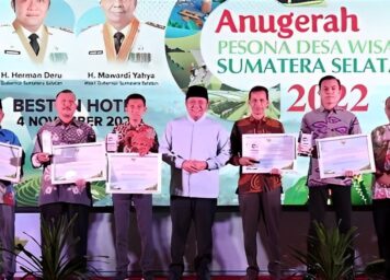 herman deri penghargaan anugerah pesona desa wisata sumsel 2022, sumser gambar .moeslimchoice.com