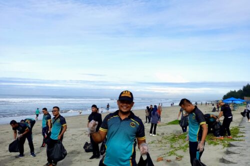 Luar Biasa, Dengan Inisiatif dan Mandiri Anak-anak Muda Kreatif,   Bersihkan Pantai  Panjang Bengkulu