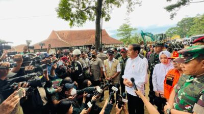 Presiden Instruksikan Buka Akses Daerah Terisolasi dan Kunjungi Tenda Pengungsi Gempa Cianjur