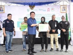 Gubernur Bagikan 2000 Kartu BPJS Ketenagakerjaan Pekerja Sektor Non Formal