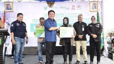 Gubernur Bagikan 2000 Kartu BPJS Ketenagakerjaan Pekerja Sektor Non Formal