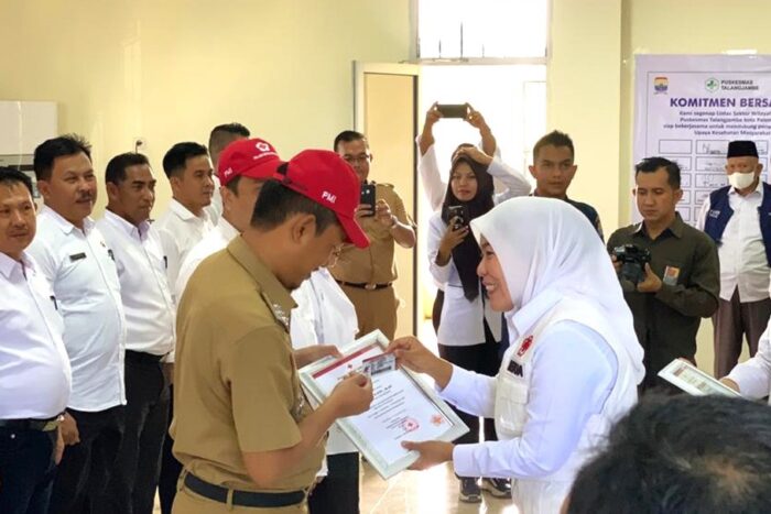 Fitrianti Lantik Pengurus PMI Kecamatan Sukarami