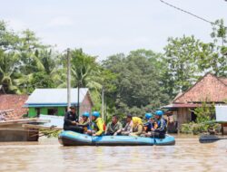 Naik Perahu, Gubernur Bagikan Bantuan untuk Korban Banjir Muara Kelingi
