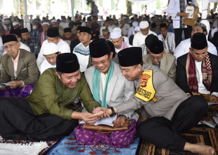 Herman Deru dan Keluarga Sholat Ied Berjemaah Bersama Ribuan Umat Muslim di Masjid Agung Palembang