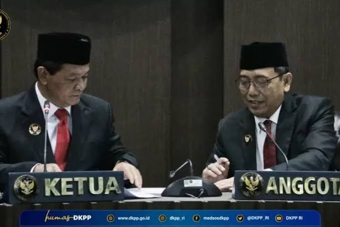 Tangkapan layar - Ketua DKPP Heddy Lugito saat membacakan putusan Perkara Nomor 35-PKE-DKPP/II/2023 dan Perkara Nomor 39-PKE-DKPP/II/2023 di Ruang Sidang DKPP, sebagaimana dipantau melalui kanal YouTube DKPP RI di Jakarta, Senin (3/4/2023).