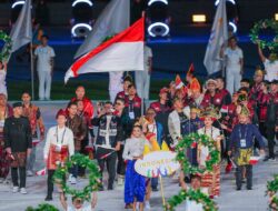 Ketua Kontingen Indonesia Promosikan Baju Adat Sumsel Pada Defile Opening Ceremony SEA Games 2023